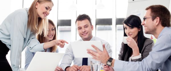 Group of business people working at office פ××שת צ××ת שע×סק ××× ××ת ×ש××× ×ת
